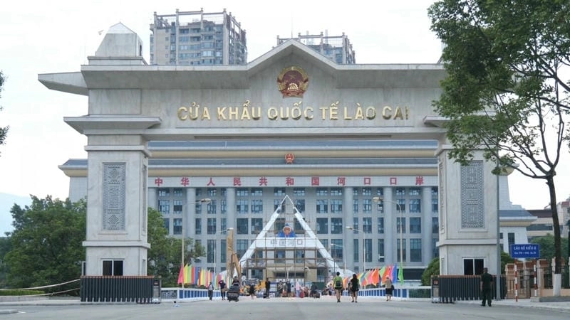 Cửa khẩu Lào Cai nhộn nhịp với dòng người qua lại biên giới
