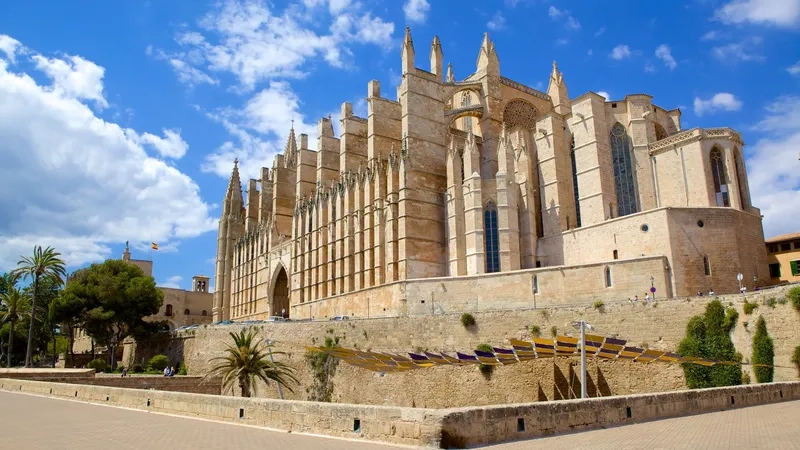 Cùng bạn bè khám phá những góc đẹp ở Mallorca