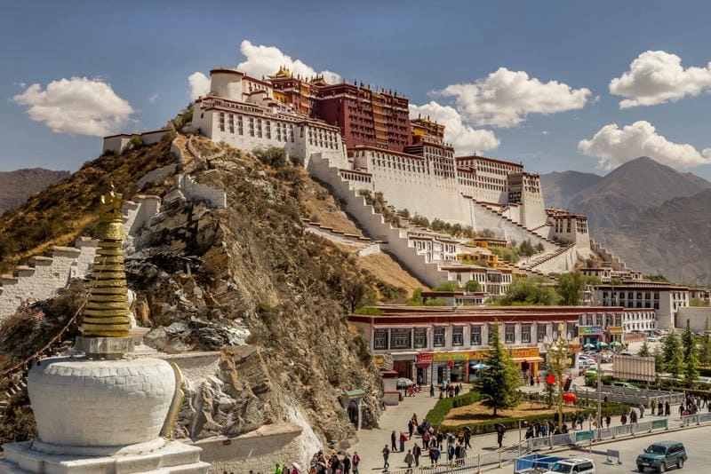 Cung điện Potala lúc bình minh rực rỡ dưới ánh nắng sớm