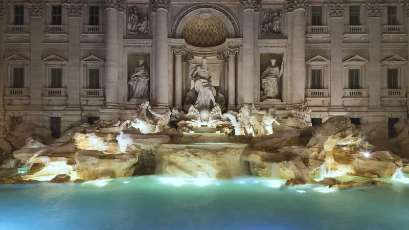 Đài phun nước Trevi luôn rực rỡ giữa lòng Rome