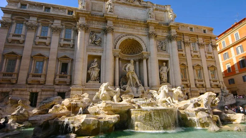 Đài phun nước Trevi mang vẻ đẹp cổ kính lộng lẫy