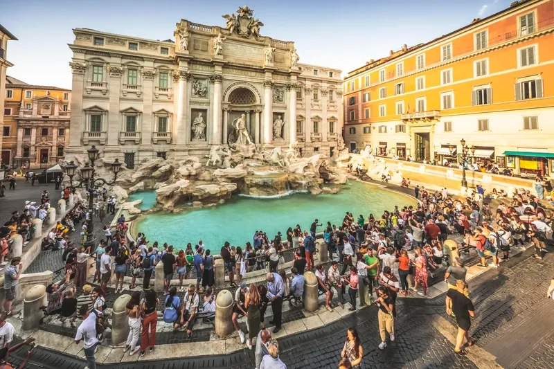 Đài phun nước Trevi nổi bật giữa quảng trường Ý