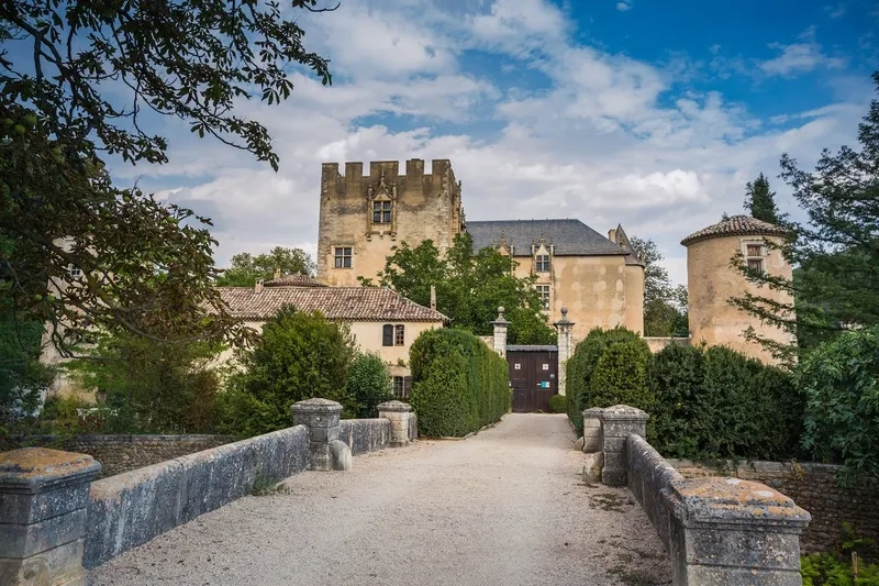 Dạo bước qua những làng cổ bình yên Provence