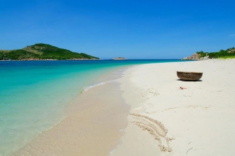 Dạo bước trên cát trắng mùa hè mịn màng êm dịu