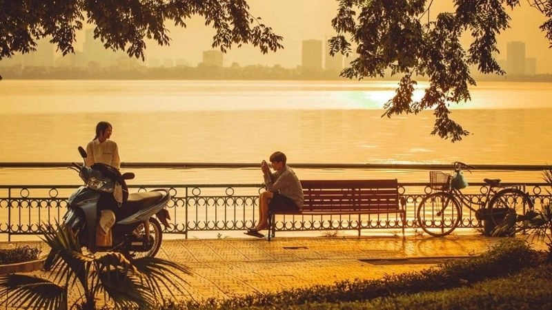 Dạo quanh Hồ Tây nghe lòng nhẹ tựa mây bay