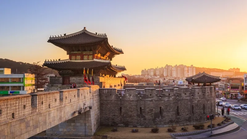 Dạo quanh pháo đài Suwon trong nắng chiều vàng