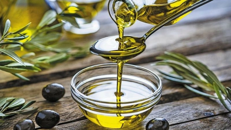 Dầu oliu còn mang lại hương vị hấp dẫn cho các món ăn, góp phần duy trì chế độ dinh dưỡng tốt cho tim mạch một cách hiệu quả