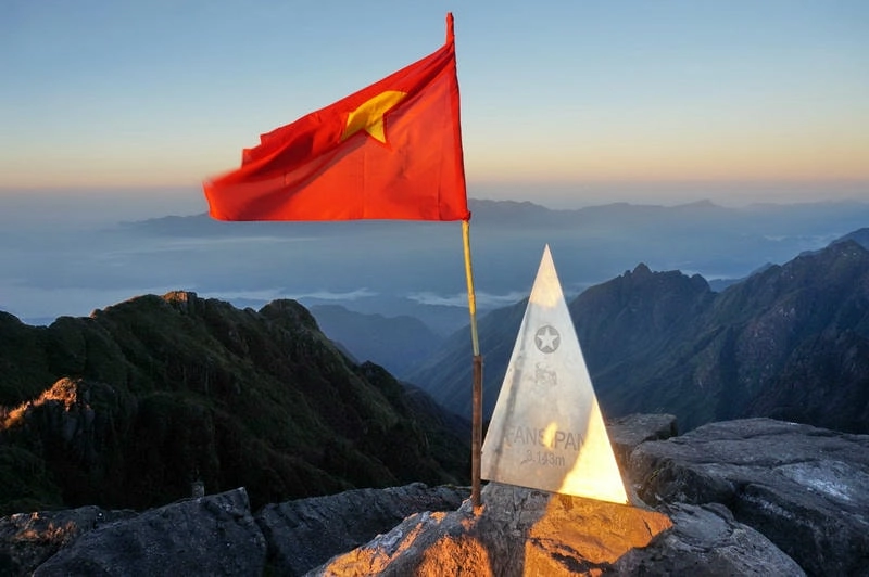 Đỉnh Fansipan Sapa lung linh trong ánh bình minh