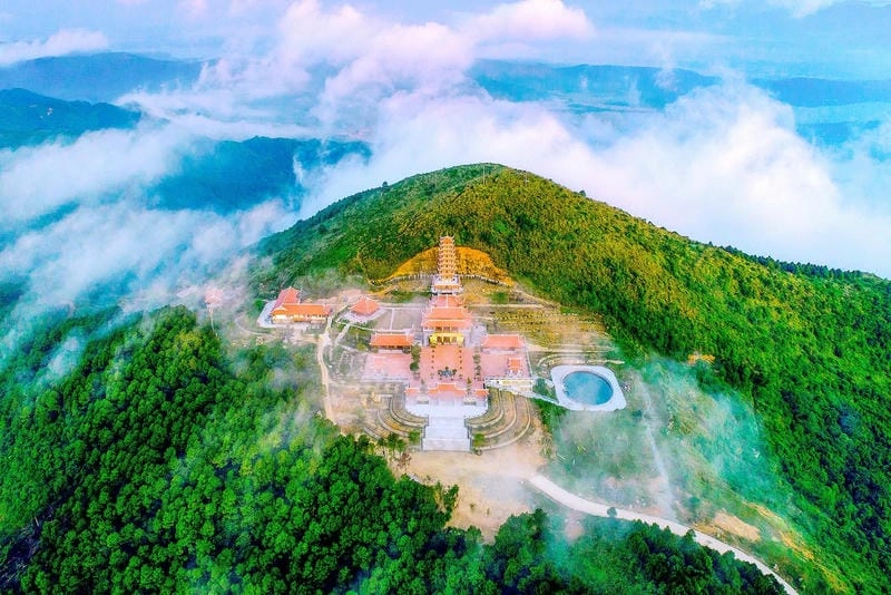 Đỉnh núi Nghệ An ngắm thung lũng xanh mát phía dưới