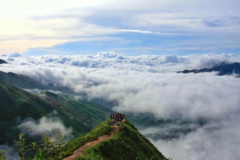 Đỉnh Tà Xùa chìm trong ánh bình minh