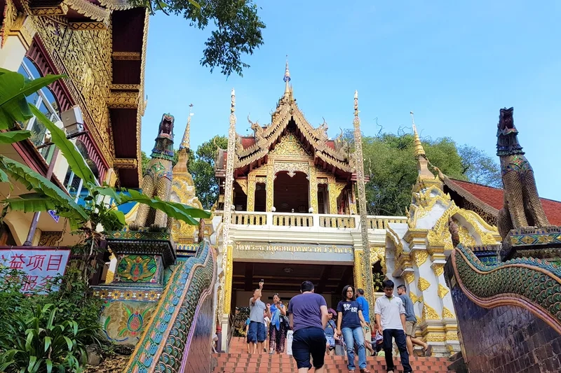 Đồi Doi Suthep nổi bật giữa núi rừng Chiang Mai