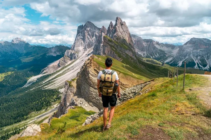 Dolomites tuyệt đẹp dưới ánh nắng vàng rực rỡ