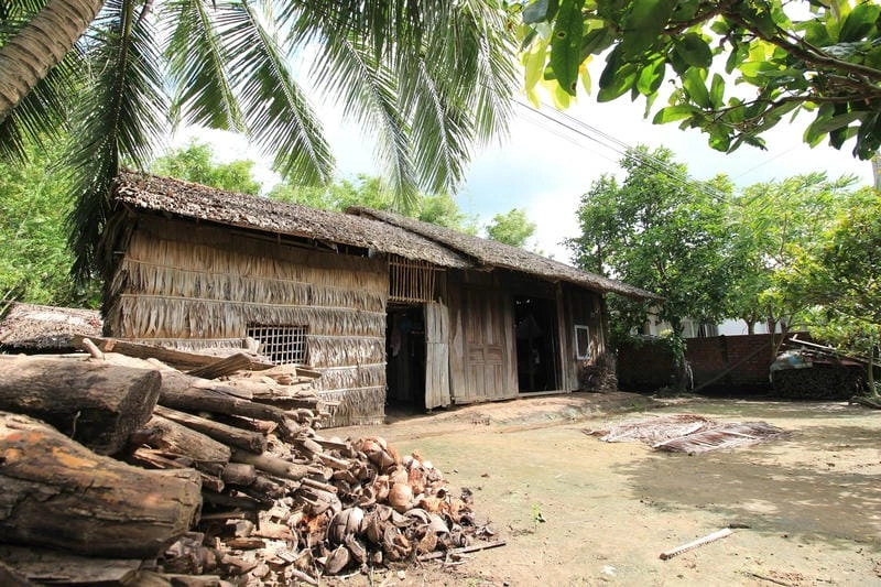 Đón bình minh nhà mái lá tại Nhà mái lá Cà Mau thơ mộng
