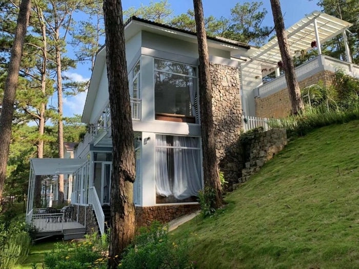 Đón bình minh rực rỡ từ ban công Villa đồi thông Đà Lạt
