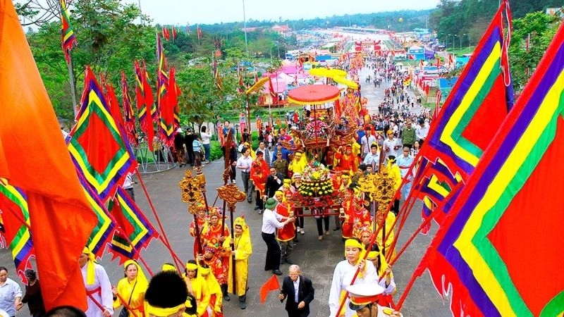 Dòng người nô nức trẩy hội về đền Hùng