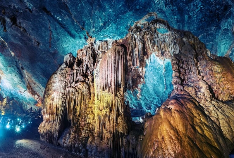 Động Phong Nha ảnh với thạch nhũ kỳ vĩ bên sông ngầm