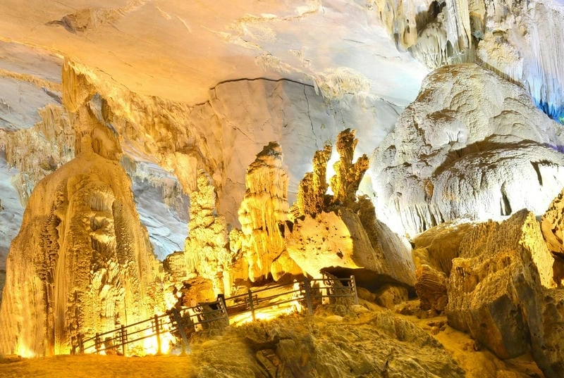 Động Thiên Đường Quảng Bình lộng lẫy với nhũ đá kỳ vĩ