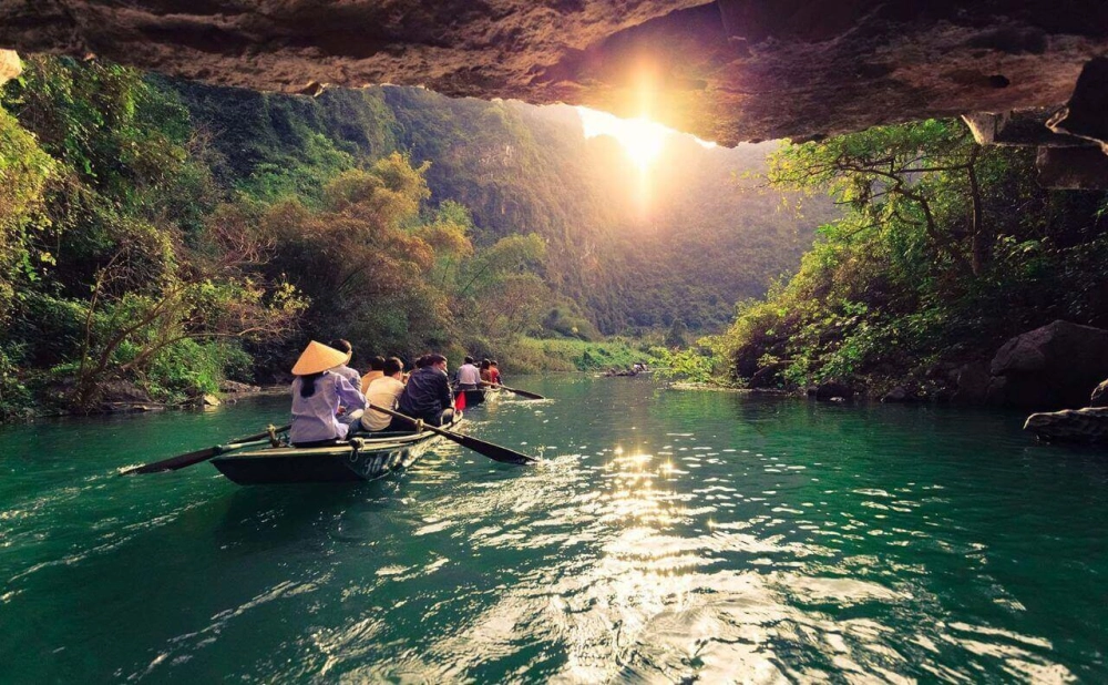 Du thuyền Tràng An lướt nhẹ giữa cảnh quan Ninh Bình