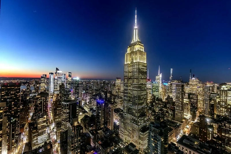 Empire State Building huyền thoại nằm giữa lòng thành phố New York nhộn nhịp