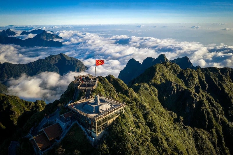 Fansipan Sapa chìm trong biển mây trắng bồng bềnh