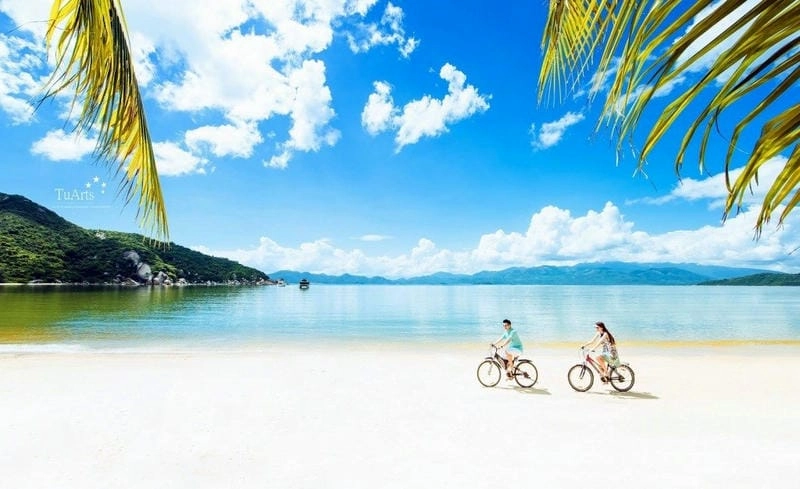 Gió mát vờn lên cát trắng mùa hè
