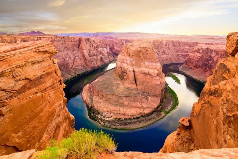 Grand Canyon nổi bật với những vách đá dựng đứng ấn tượng