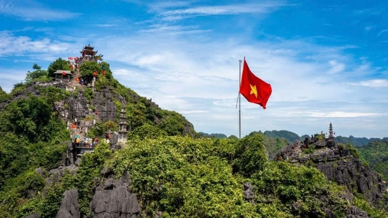  Hang Múa trở thành biểu tượng du lịch nổi bật, kết nối giữa quá khứ và hiện tại 