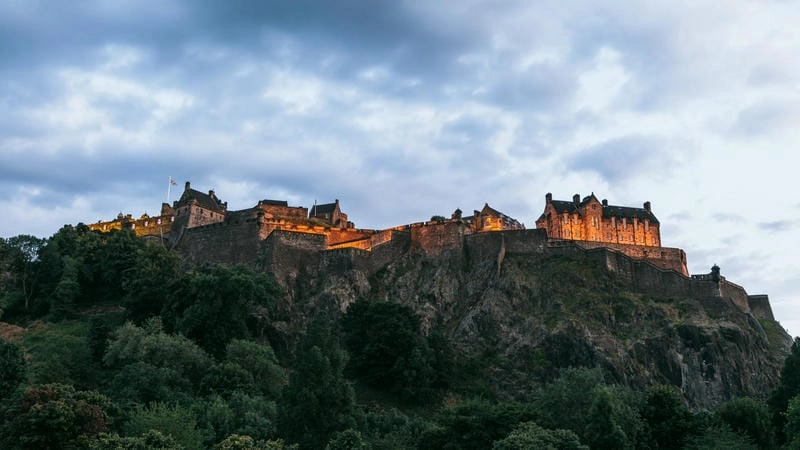 Hình ảnh Lâu đài Edinburgh ban ngày rực rỡ khung cảnh thiên nhiên