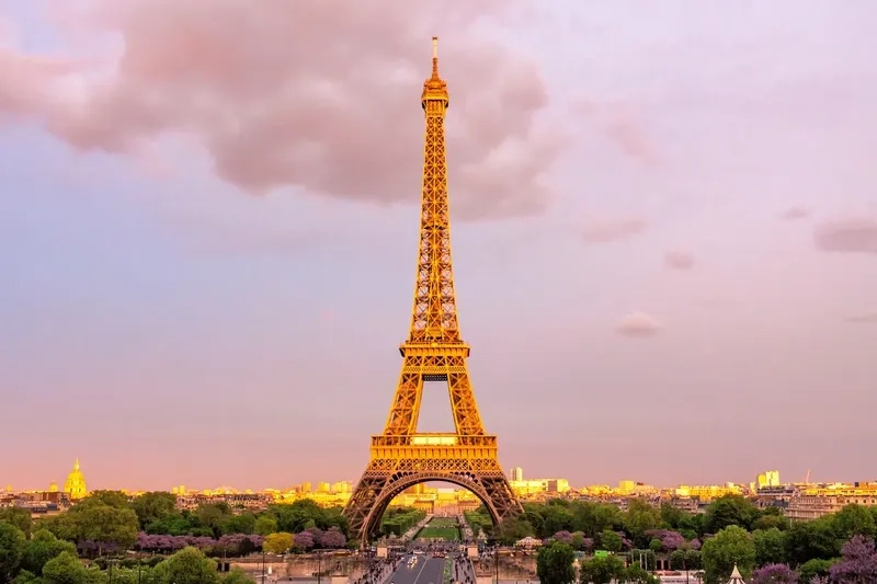 Hình ảnh tháp Eiffel ghi dấu kỷ niệm đẹp ở Paris