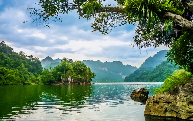 Hồ Ba Bể ở đâu? Khám phá vẻ đẹp hoang sơ và kinh nghiệm du lịch chi tiết