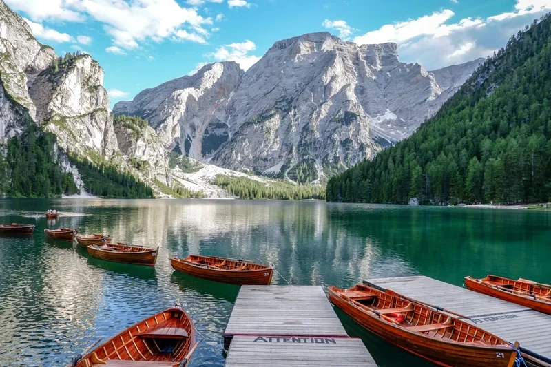 Hồ nước trong xanh phản chiếu toàn cảnh Dolomites kỳ vĩ
