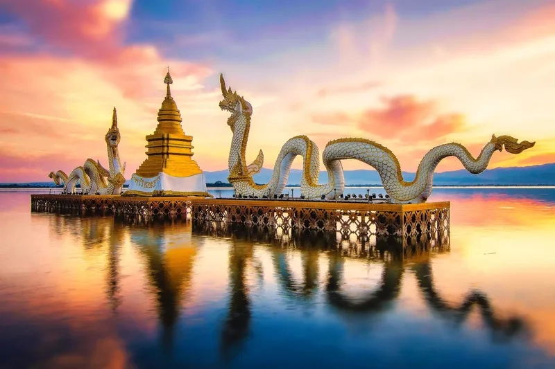 Hồ Phayao phản chiếu mây trời trong vắt