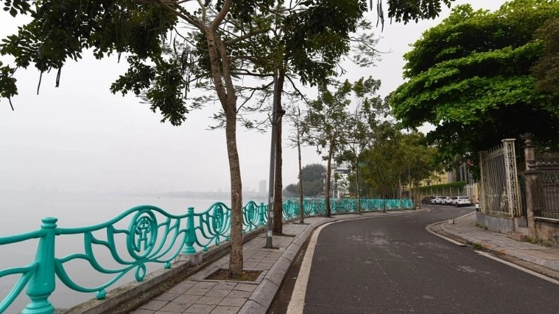 Hồ Tây lặng yên soi bóng chiều thu Hà Nội
