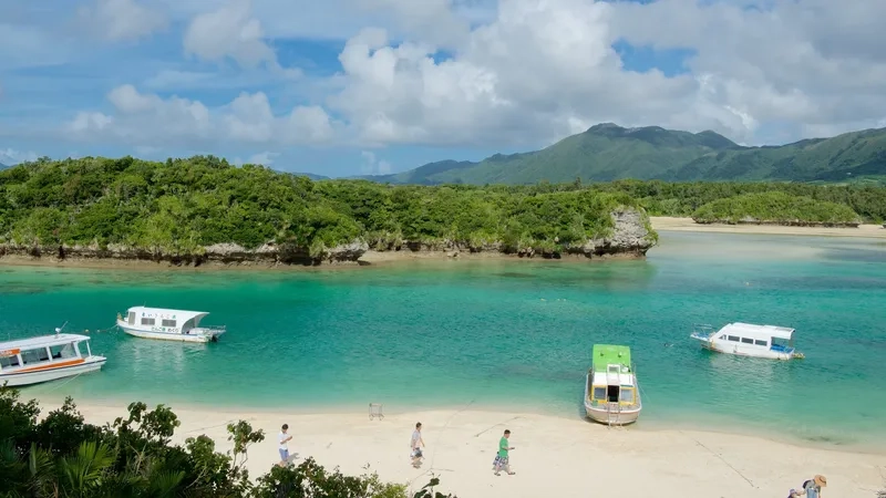 Hòa mình vào làn sóng xanh ở Okinawa