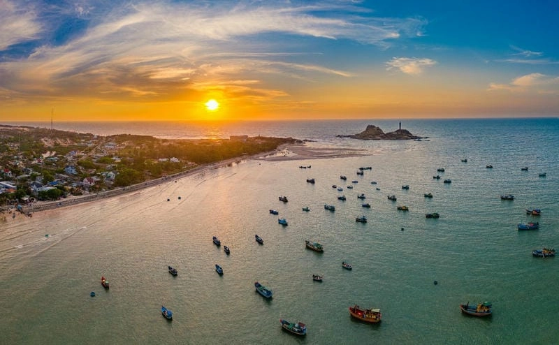 Hoàng hôn Bình Thuận rực rỡ trên biển khơi