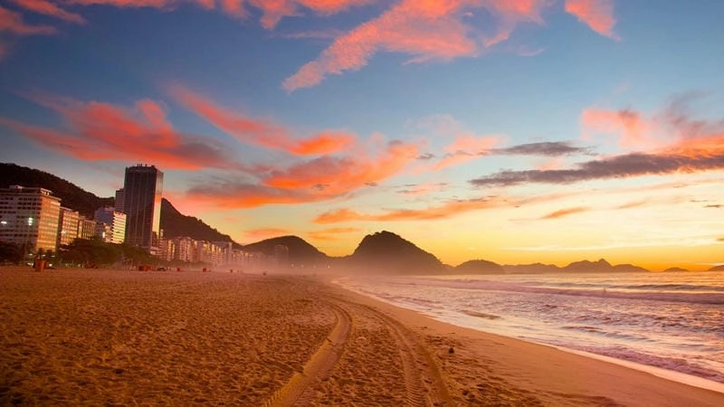 Hoàng hôn Brazil lãng mạn trên bãi biển Copacabana