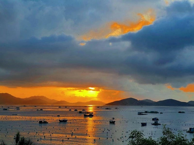 Hoàng hôn Cam Ranh nhuộm vàng biển trời lãng mạn tuyệt