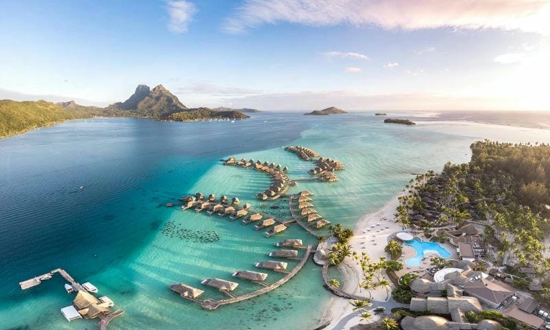 Hoàng hôn Polynesia lãng mạn trên bãi biển