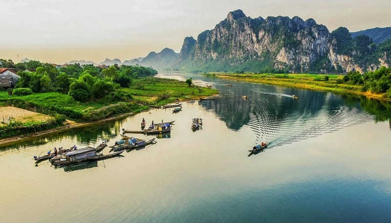 Hoàng hôn Quảng Bình rực rỡ trên Bãi biển Nhật Lệ thơ mộng