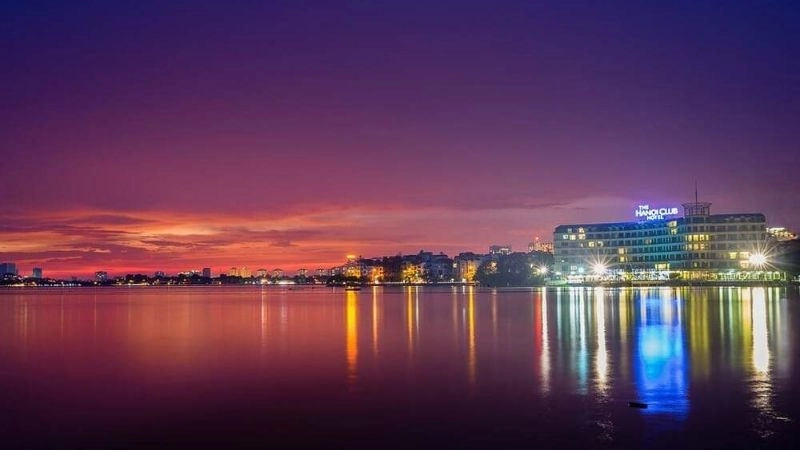 Hoàng hôn rực rỡ phủ kín mặt nước Hồ Tây