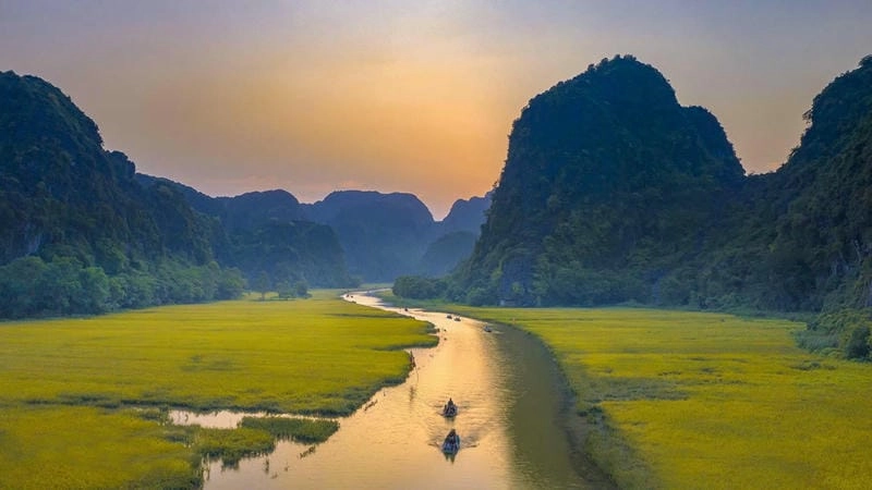 Hoàng hôn Tam Cốc phủ sương mù đẹp dịu dàng