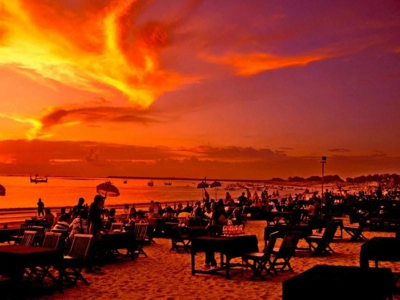 Hoàng hôn Uluwatu lãng mạn trên bãi biển Bali