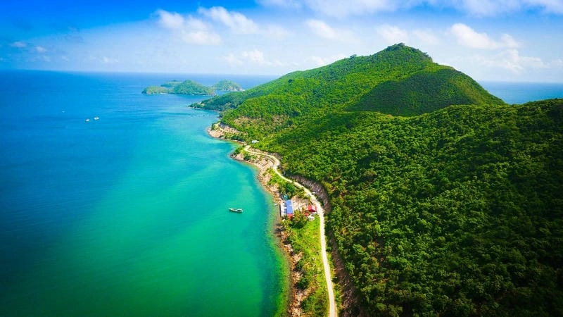Hòn Lớn Nam Du với biển xanh ngọc bích