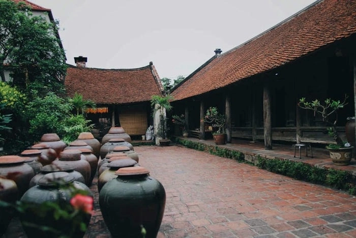 Huyền ảo ánh đèn trong nhà Bắc Bộ về đêm cổ kính