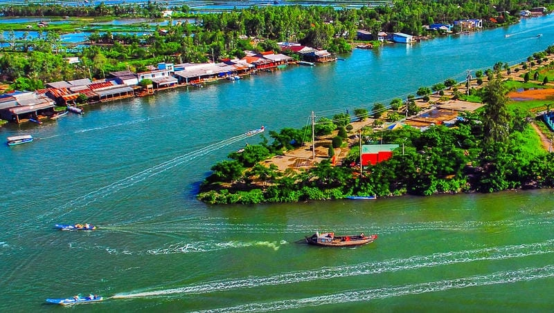 Kênh rạch chằng chịt ở sông nước Cà Mau
