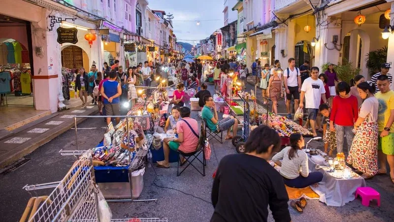 Khám phá ẩm thực địa phương tại chợ đêm Phuket náo nhiệt