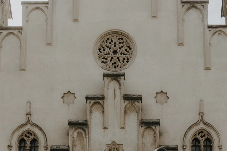 Khám phá vẻ đẹp cửa sổ kiến trúc Gothic