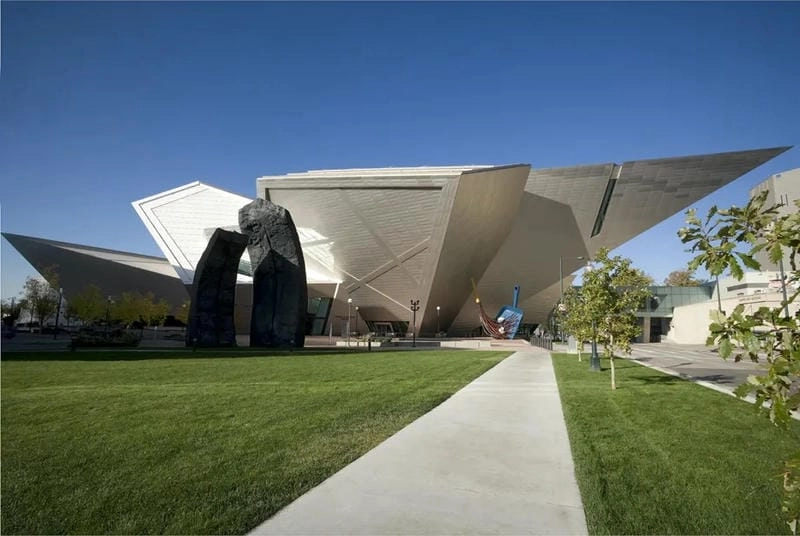 Khung cảnh Bên ngoài Denver Art Museum thu hút khách tham quan