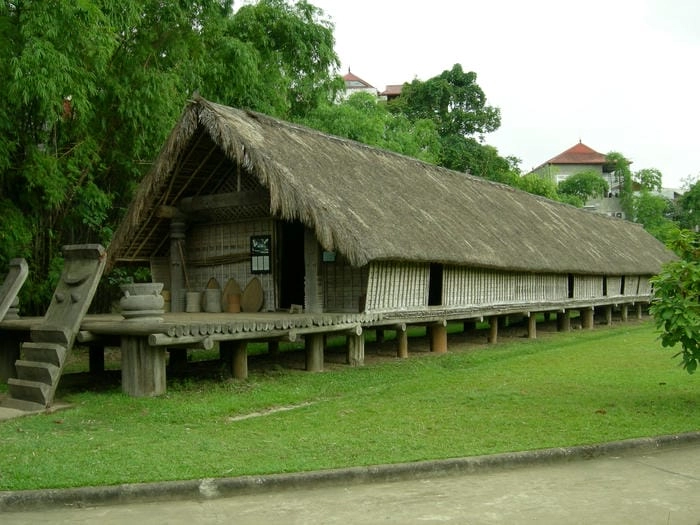Khung cảnh hoàng hôn buông xuống nhà sàn Ê Đê Đắk Lắk thơ mộng
