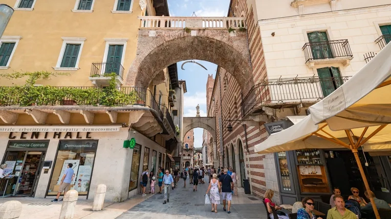 Khung cảnh thơ mộng tại Verona làm say lòng du khách